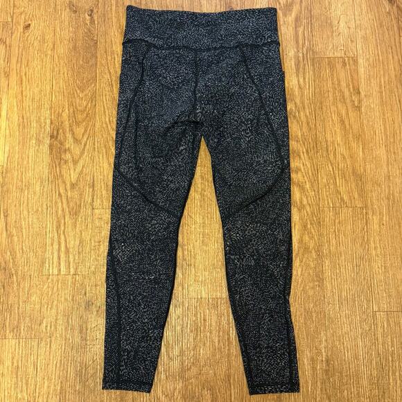 Athleta Salutation Stash Pocket Rainwater Tight Black and White Size Medium - Picture 9 of 13